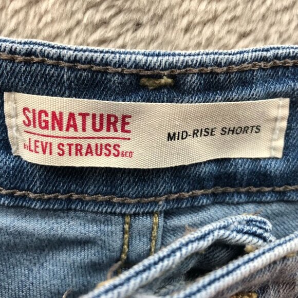 Levis Signature Womens Jean Shorts Suze 12 Mid-Rise Blue Denim Casual Cuffed - Picture 3 of 14